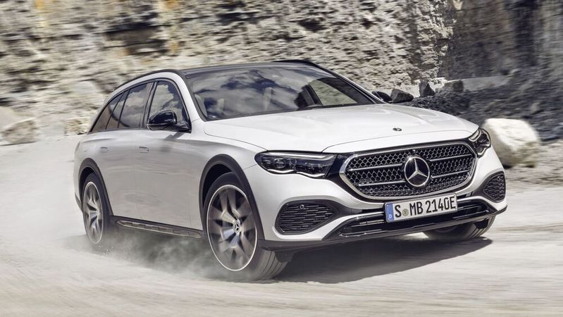 Die neue Mercedes E-Klasse All Terrain kann in der Version E300 de 4Matic mit Diesel oder Strom fahren – ein Alleinstellungsmerkmal.(Bild:  Mercedes-Benz Group)