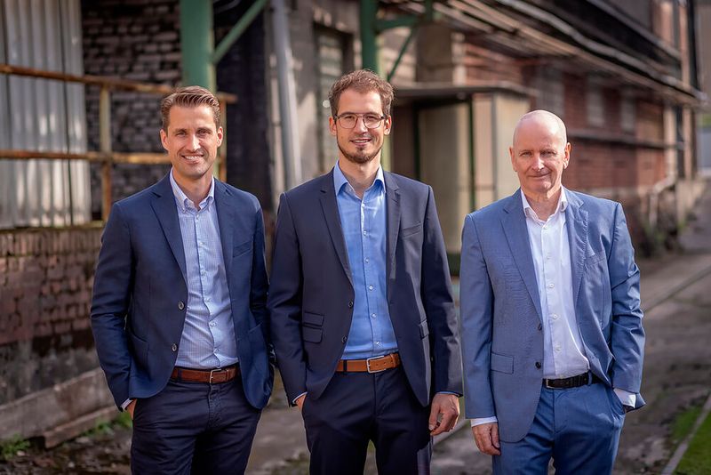 Das Führungsteam von Caramba (v.l.n.r.): Philipp Knorr (Leiter Sales & Marketing), Simon Thomaßen (Leiter Finance, Controlling & IT), Reiner Eckhardt (Geschäftsführender Gesellschafter).  (Bild: Caramba)