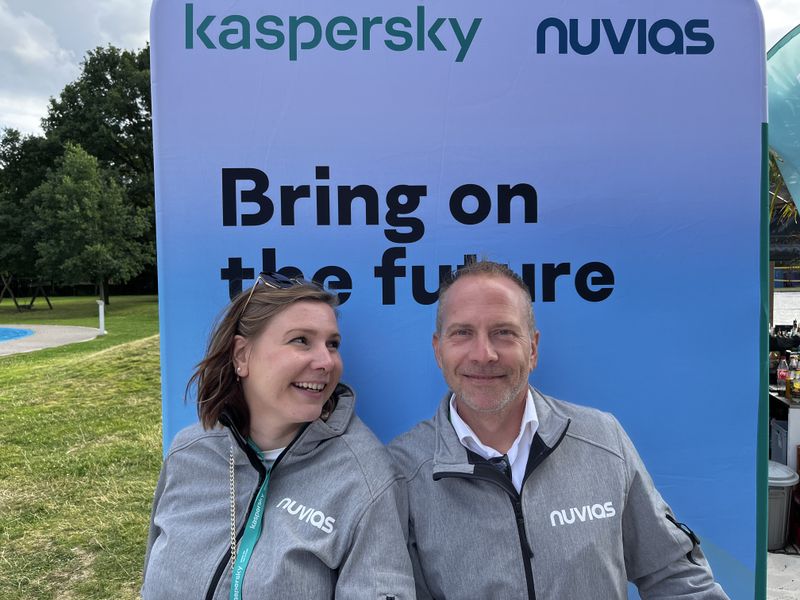 Eines ist auf jeden Fall sicher: Ohne Security wird es auch in Zukunft nicht klappen, (v. l.) Carina Aderhold und Markus Zandt, Kaspersky. (IT-BUSINESS)