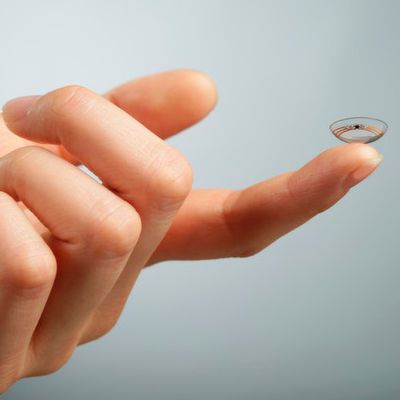 Smarte Kontaktlinse: Bereits 2014 hatte Google ein Patent auf eine smarte Kontaktlinse zur Überwachung des Glucosespiegels erhalten. Samsung setzt dagegen auf Augmented Reality mit Display, Kamera sowie einer Antenne für Datenkommunikation.(Bild:  Google)