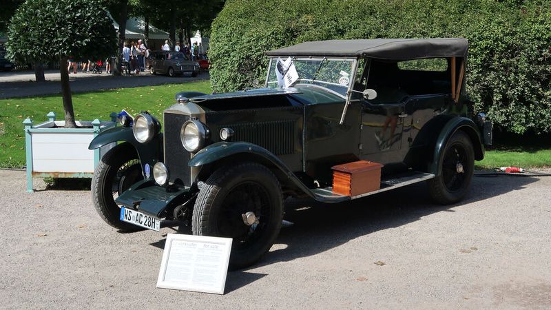 Dieser viertürige Invicta stand in Schwetzingen, um einen Käufer zu finden. (Bild: Peter Diehl)