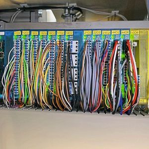 Wegen der hohen Flexibilität, der Skalierbarkeit sowie dem umfassenden Portfolio an Erweiterungsmodulen (auch für Safety) sind die Sigmatek-Steuerungssysteme ideal für individuelle Anwendungen wie bei Covatec.(Bild:  Sigmatek)