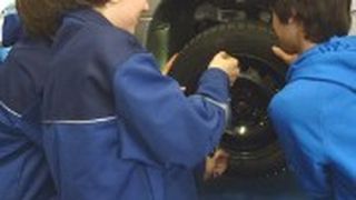 Die Schüler lernten die verschiedenen Tätigkeiten in einem Kfz-Betrieb kennen.  (Foto: Innung Mittelfranken)