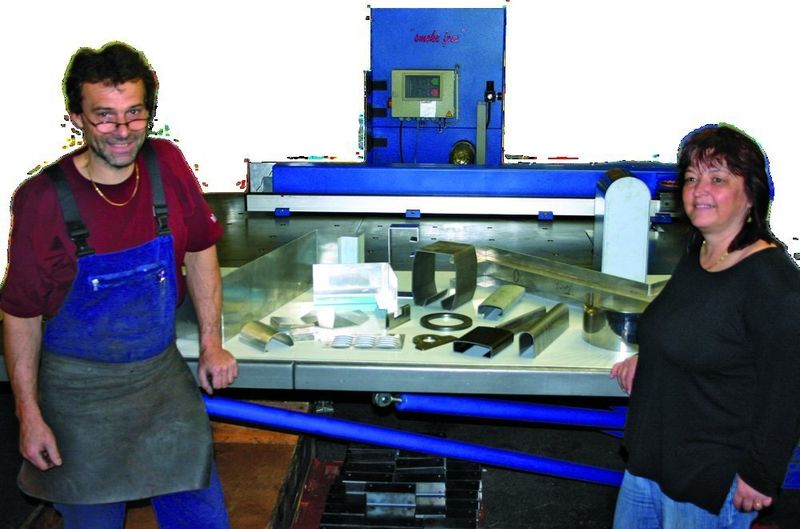 Jörg und Monika Strässle, Inhaber der Firma Blechexpress AG in Reinach, Schweiz, vor ihrem Produktivitäts- und Flexibilitäts-Pusher Combicut und mit einer Auswahl an Blech- und Profilteilen. Bild: Grundler (Archiv: Vogel Business Media)