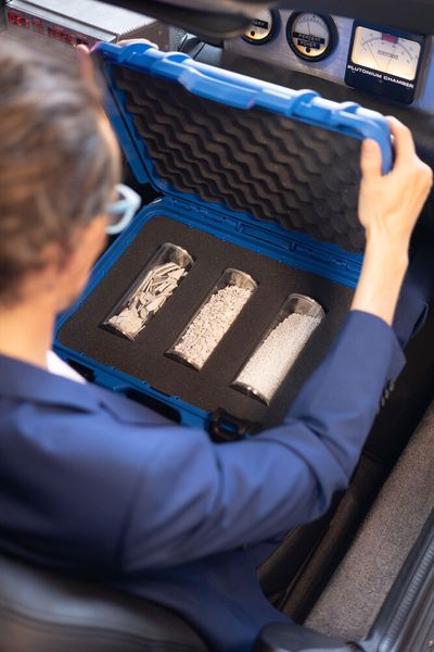 Im Kofferraum der Zeitreisemaschine hat HolyPoly Proben des Recyclingmaterials aus der Zukunft mitgebracht: hochwertige technische Post-Consumer-Rezyklate mit stabiler Verfügbarkeit zu einem wettbewerbsfähigen Preis. (Bild: Holy Poly)