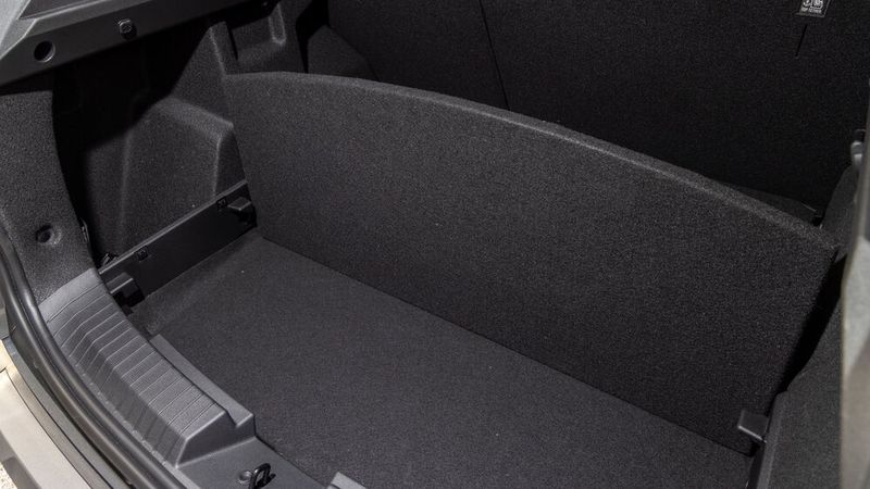 Ein doppelter Ladeboden schafft Platz für Kleinkram und sorgt für weniger Kraftaufwand beim Be- und Entladen. (Bild: Dacia)