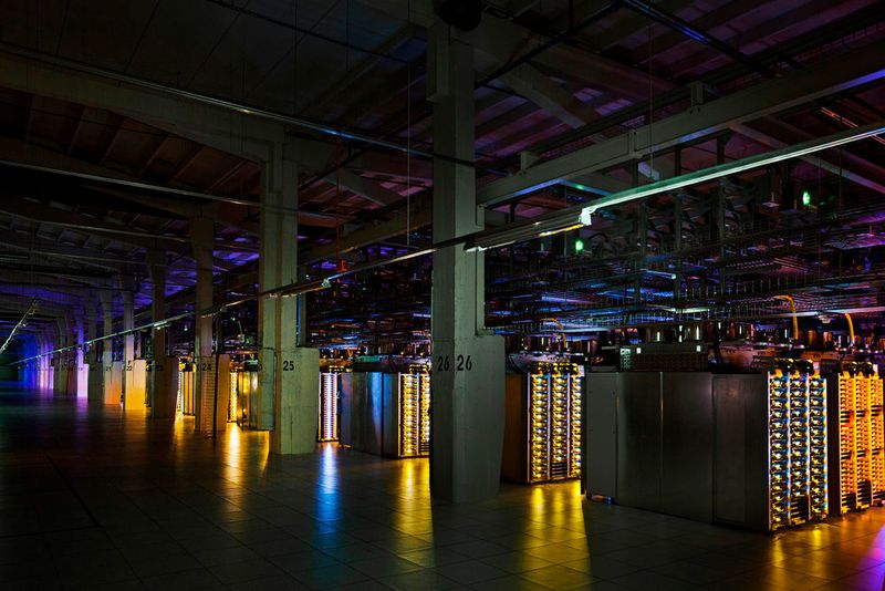 Das Internet schläft nie. Allein die Anzahl von etwa 64.000 Suchanfragen, die Google pro Sekunde beantwortet, dokumentiert die Anforderungen, die der Suchmaschinenbetreiber an die Verfügbarkeit seiner Rechenzentren stellen muss. (Google)