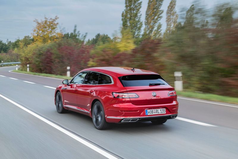 Trotz coupéförmigem Dachverlauf fasst der Kofferraum zwischen 565 und 1.632 Liter. (Bild: VW)