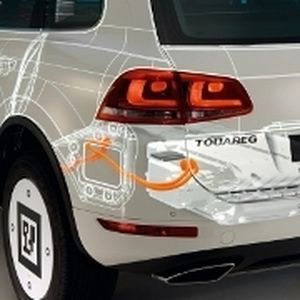 Volkswagen schult seine Servicemitarbeiter mit neuen Projektionstechniken, die ihnen einen virtuellen Blick unters Blech erlauben.