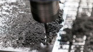 Die feinen CFK-Stäube, die beim Fräsen anfallen, sind gesundheitsschädigend und wirken abrasiv. Düsen blasen sie deshalb in eine Absauganlage. (Fraunhofer IPA/Rainer Bez)