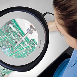 Bild 2: Eine Lupenleuchte zur Qualitätskontrolle muss neben einer ausreichenden Vergrößerung auch Aspekten der Lichtqualität und der Effizienz genügen.