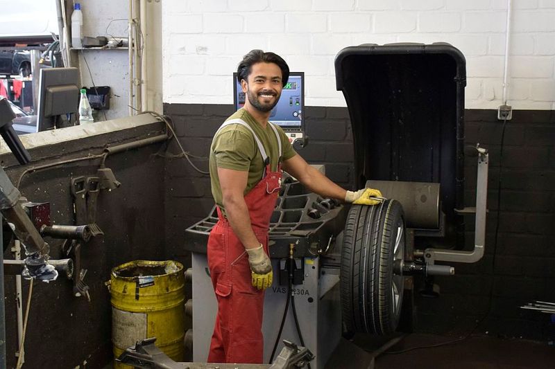 Der freundliche junge Mann an der Wuchtmaschine kam erst vor wenigen Jahren aus Afghanistan nach Deutschland. Integration ist Waldhausen & Bürkel ein großes Anliegen. (Bild: Jan Rosenow)