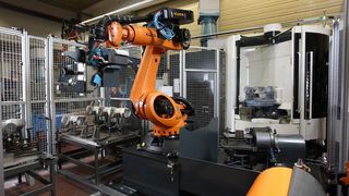 Mit der von Kuka entwickelten Funktionsbausteinbibliothek MX Automation wird der Bewegungsablauf des Roboters komplett in der CNC-Steuerung Sinumerik programmierbar.  Bild: Kuka (Archiv: Vogel Business Media)