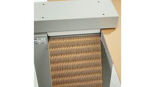 Der Karton-Shredder HSM ProfiPack 425 verwandelt sperrige, gebrauchte Kartonagen angelieferter Waren in kostenloses, universell einsetzbares und vor allem effektives Verpackungsmaterial. Bild: HSM (Archiv: Vogel Business Media)