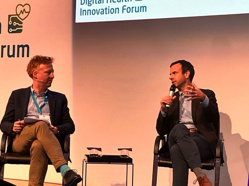 Kolstad erklärte zum Thema „Wie Forschungswissenschaftler Gesundheits-KI aufbauen“, dass der Großteil des medizinischen Wissens nicht in Datenbanken gespeichert sei, sondern in der Erfahrung praktizierender Ärztinnen und Ärzte liege. KI sollte dieses Erfahrungswissen erschließen und zugänglich machen. (Bild: © Serina Sonsalla)