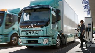 Volvo Trucks hat erste Lkw einer Vorserie mit Elektroantrieb an seine Kunden ausgeliefert. (Volvo Trucks)