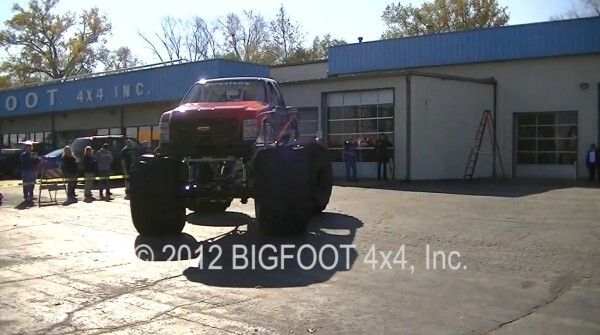 Der Bigfoot 20: der weltweit erste Monstertruck mit Elektroantrieb macht mit über 260 kW und 1100 Nm Autos umweltschonend platt (Bild: Bigfoot 4x4 Inc.)