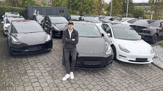 Blick auf den Hof des auf Tesla spezialisierten Händlers Elektra mit Gründer Veit Neises. Viele Fahrzeuge vermarktet er im Ausland. (Bild: privat)