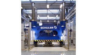 Die hydraulische Presse für die Verfahren Hochdruck-RTM und Nasspressen soll die Kosten für CFK-Bauteile senken (Liz Eve / Fotohaus)