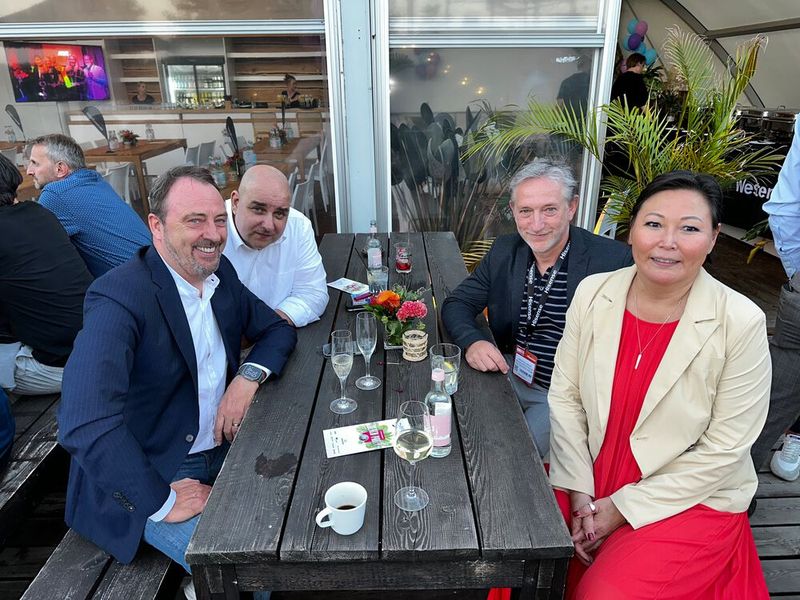 Miriam Franke (WD) mit (v. l.) Tom Knicker (Wortmann), Kai Frieben (WD) und Jürgen Ellinger (ECOM). (Bild: Vogel IT-Medien)