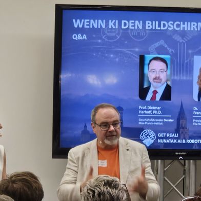 Prof. Dietmar Harhoff vom Max-Planck-Institut erklärt im Gespräch mit Dr. Franziska Brühl von Nunatak, welche Rolle Robotics und Physical AI bei der nächsten Industriewelle spielen. (Bild: Stefan Girschner)