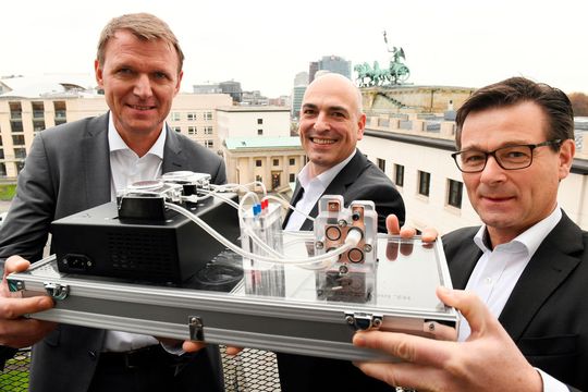 vlnr: Peter Schmidt, Geschäftsführer der EWE Gasspeicher GmbH, Ulrich Schubert vom Center for Energy and Environmental Chemistry Jena (CEEC Jena) der Universität Jena und Ralf Riekenberg, Leiter des brine4power-Projektes, mit einem Funktionsmodell der weltweit größten Batterie. Im brine4power-Projekt soll das Prinzip der RedoxFlow-Batterien in unterirdischen Salzkavernen umgesetzt werden. vlnr: Peter Schmidt, Geschäftsführer der EWE Gasspeicher GmbH, Ulrich Schubert vom Center for Energy and Environmental Chemistry Jena (CEEC Jena) der Universität Jena und Ralf Riekenberg, Leiter des brine4power-Projektes, mit einem Funktionsmodell der weltweit größten Batterie. Im brine4power-Projekt soll das Prinzip der RedoxFlow-Batterien in unterirdischen Salzkavernen umgesetzt werden.