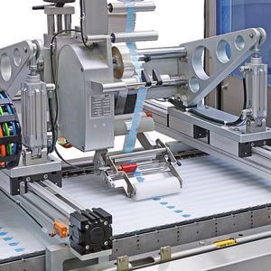 Querbahnetikettierer: Dank einer Weiterentwicklung von GEA Tiromat können nun auch kleine Etiketten im Format 10 x 10 mm appliziert werden.