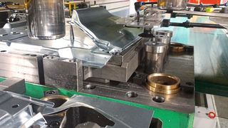 Das Überwachungssystem VDP Analyzer entdeckt mit Kameras Fremdkörper, zum Beispiel Schraubenschlüssel oder Stanzreste, und prüft zudem den sachgerechten Einbau und Anschluss des Werkzeugs sowie die Lage und die Positionen der ­Platinen.  (Bild: Schuler)