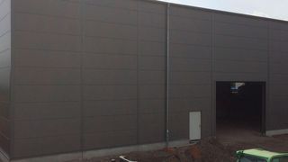 Lucas+Dursski, seit 1998 als Lohnspalter am Markt, vergrößert die seit 20 Jahren genutzte Produktionshalle um eine Fläche von 3000 m². (Lucas+Dursski)