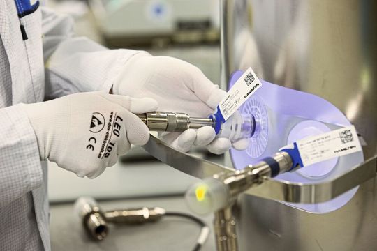 Hamilton offers a complete portfolio of sensors to fit single-use bioreactors or bags for measurement of inline pH, dissolved oxygen (DO), cell density, and conductivity. Hamilton offers a complete portfolio of sensors to fit single-use bioreactors or bags for measurement of inline pH, dissolved oxygen (DO), cell density, and conductivity.