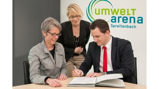 Vertragsunterzeichnung; v.l.n.r.: Katharina Teuscher (Geschäftsführerin Umwelt Arena), ChristinaMeier (Projektleiterin Mobilität), Silvan Lämmle (CEO Panolin AG). (Bild: Panolin)
