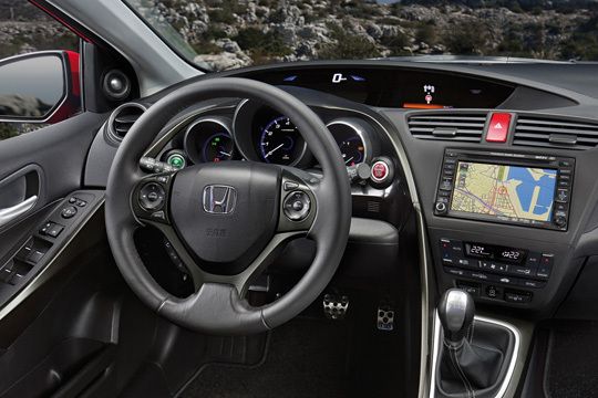 Das Cockpit wirkt durch eine Hutze oberhalb des Instrumententrägers etwas zerklüftet. (Honda)