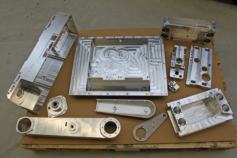 Auswahl an anspruchsvollen Werkstücken aus Aluminium und Kunststoff, die bei der Schubert Fertigungstechnik GmbH in der Einzelteil- und Serienfertigung produziert werden. (Schubert)
