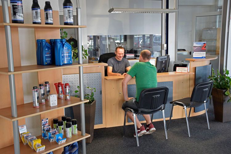... ist sofort auffindbar, hell und freundlich gestaltet. Zusätzlich werden Öl und Pflegeprodukte angeboten.  (Bild: Rubbel/»kfz-betrieb«)