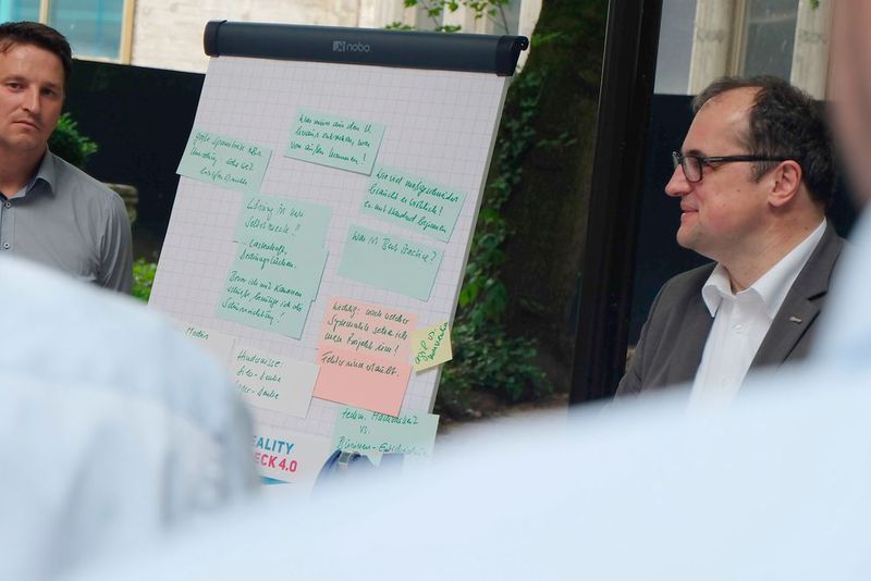 Braucht man maßgeschneiderte Lösungen oder wäre das Setzen von Standards besser? Nur eine von vielen Fragen, die die Teilnehmer des Worldcafé 2 bewegten.  (Bild: Schreier)