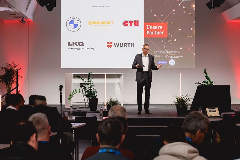 Wolfgang Michel, Chefredakteur »kfz-betrieb«, führte durch die mittlerweile 33. Fachtagung für Freie Werkstätten und Servicebetriebe. Auch er ist stolz darauf zu sehen, wie erfolgreich freie Betriebe auch heute noch am Markt agieren, wo man doch bereits vor vielen Jahren deren Aussterben prognostiziert hatte. (Bild: Stefan Bausenwein)