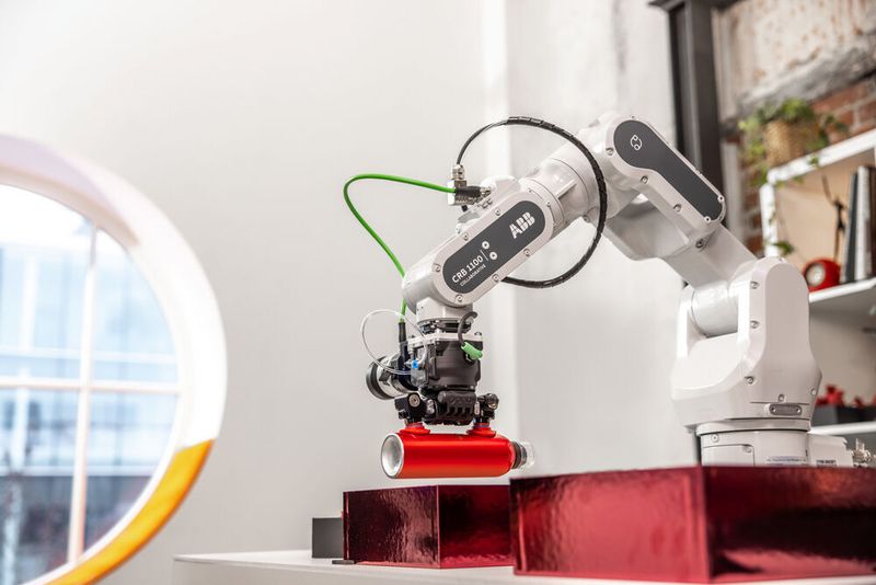 Der neue ABB Cobot SWIFTI im Einsatz. (graemefordham.com/ABB)