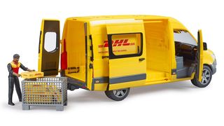 Ein alltäglicher Anblick auf Deutschlands Straßen, jetzt als Spielzeugversion erhältlich: Auslieferfahrzeug inklusive Fahrer und Paketen von DHL. (djd/Bruder Spielwaren)