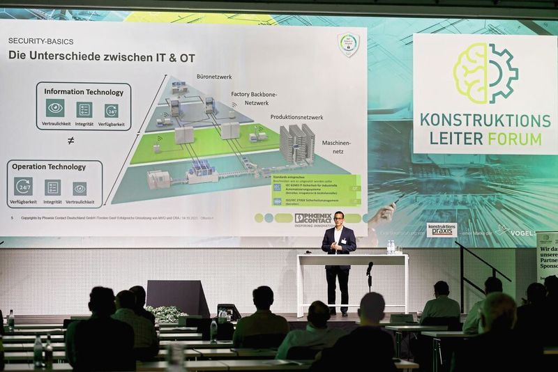 Torsten Gast, Leiter Competence Center Services bei Phoenix Contact, teilte mit dem Auditorium wertvolle Praxiserfahrungen über die größten Hürden bei der Umsetzung der Maschinenverordnung in Bezug auf die OT-Security-Anforderungen, auch im Kontext des CRA. (Bild: VCG/Stefan Bausewein)