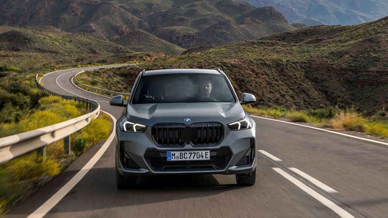Die dritte Generation des kompakten SUVs trägt eine leicht vergrößerte Niere und tritt allgemein eine Spur aggressiver auf als zuletzt (Bild: BMW)