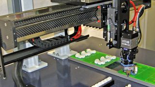 Die CFK-Achsen machen diesen Exotenbestücker doppelt effektiv: Sie sparen Energie und steigern die Produktivität.  (Bild: Schunk)