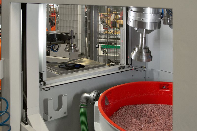 Am Werkstück anhaftende Schleifkörper werden nach dem Prozess in der Reinigungsstation durch ein Wasser-Compound-Luft-Gemisch entfernt. (Bild: Rösler Oberflächentechnik)