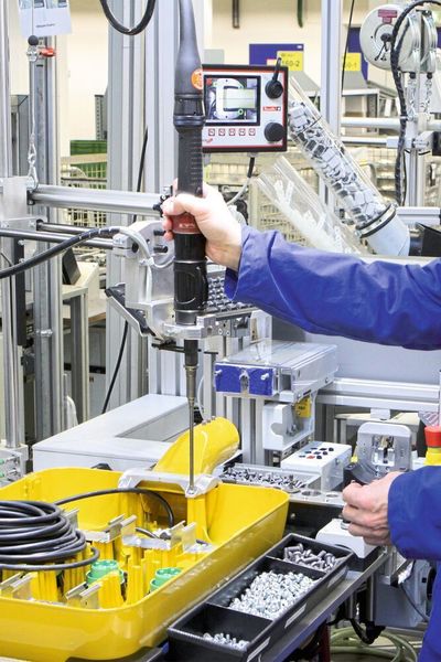 Bei der Montage von Kunststoffteilen ist Vorsicht geboten. Oft erfordern sie – wie hier bei der Kombination mit einem Aluminiumdruckguss-Bauteil – eine ausgeklügelte Schraubstrategie, um Ausschuss zu vermeiden. Eine Programmierung nach dem KoALa-Verfahren löste in diesem Fall die Herausforderung (KoALa-Verfahren s. Erklärkasten im Text). (Desoutter)