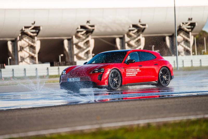 Auf dem Gelände am Hockenheimring konnten die Teilnehmer der GoTo RaceDays die Fahrzeuge in verschiedenen Situationen testen. (Bild: GoTo Technologies Germany)