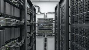 Lösungen für Speicherengpässe: SSDs per NVMe-oF anbinden (links) oder auf günstige HDDs zurückgreifen (rechts). (Bild: Nano Banana / KI-generiert)