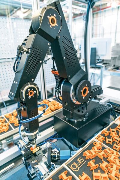 Robolink-Gelenkroboter und Portalroboter montieren gemeinsam E-ketten in der Igus-Fabrik in Köln – die Amortisationszeit beträgt oft vier bis sieben Monate. (Igus)