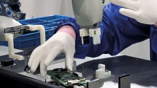 Bei der Montage trifft Handarbeit auf Automatisierung. (Bild: ©zapp2photo - stock.adobe.com)