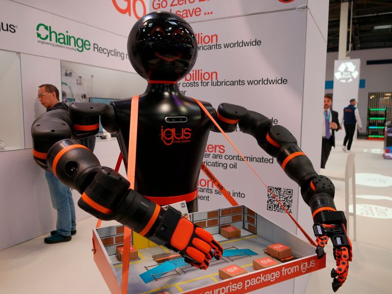 Auch Igus will bei den humanoiden Robotern mitmischen. Iggy Rob ist pünktlich zum Messestart fertig geworden und soll den günstigen Ansatz des Unternehmens mit der Zukunftsvision der humanoiden Robotik vereinen. Ein erster Use Case könnte auf der Automatica in München präsentiert werden.  (Bild: Sandro Kipar/VCG)