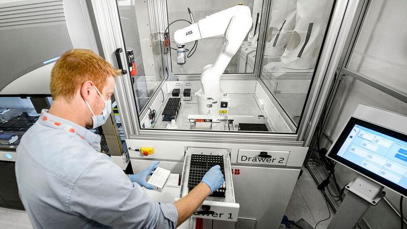 Ziel des automatisierten Testsystems ist der spezifische Nachweis eines neutralisierenden SARS-CoV-2-Antikörpers. Im Vergleich zu bisher 15 Tests kann das neue System dank Robotik täglich über 1.000 Tests  durchführen.