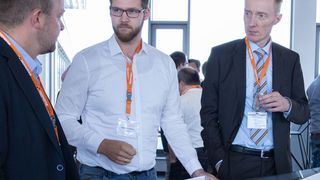 Sebastian Stelzer, Experte für Industrial Ethernet bei Weidmüller (mi.), verdeutlicht den Besuchern auf dem „Industry meets Analytics"-Event die Vorteile des Industrial Internet of Things und von Analytics-Anwendungen für den Mittelstand. (Weidmüller)